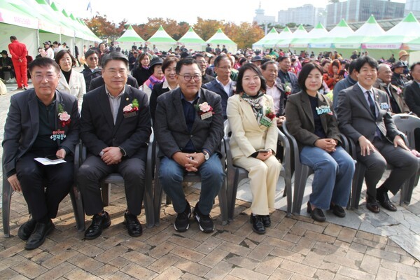 강수훈 광주시의원, 임미란 광주시의원, 최지현 광주시의원, 김명수 광산구의회의장, 박현석 광산구의원, 정재봉 광산구의원은 제30회 농업인의날 행사에 참석해 “농업은 지역의 근간이자 시민의 삶과 직결된 소중한 산업이다."며 “의회에서도 농업인의 권익 보호와 농촌 발전을 위한 정책 지원에 최선을 다하겠다”고 입을 모았다.