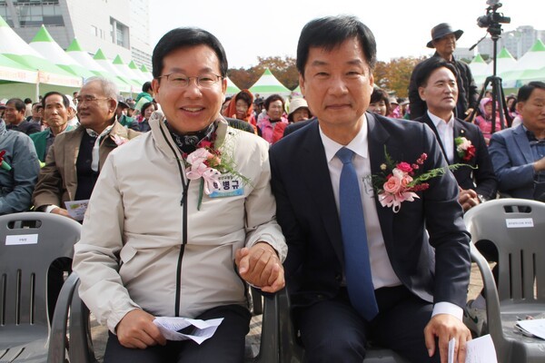 박병규 광산구청장, 박균택 국회의원은 제30회 농업인의날 행사에 참석해 손을 꼭 잡고 "위기를 기회로 바꿔 미래 세대가 희망을 품고 돌아오는 농촌, 지속가능한 대한민국 농업을 만들어가자"고 말했다.