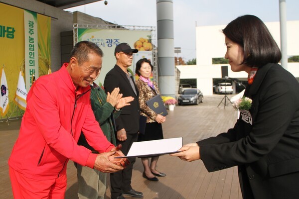 채은지 광주광역시의회부의장은 광주시농업발전에 공이 큰  홍종희 (사)한국농촌지도자광주광역시연합회원에게 광주시의회 의장 표창을 전수하고 있다.