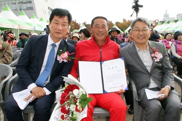 강기정 광주광역시장, 박균택 국회의원은 광주시 농업 발전에 공이 큰 홍종희 (사)한국농촌지도자광주광역시연합회원의 광주시의회의장 표창 수상을 축하하며 기념촬영을 하고 있다.