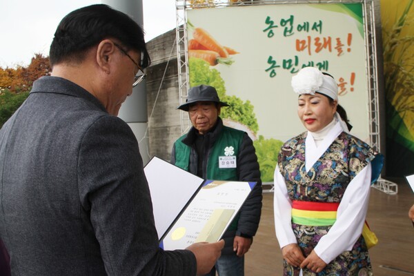이현호 농협광주본부장은  광주광역시 농업발전에 공이 큰 이안나 (사)한국생활개선 광주광역시연합회여성회원에게 농협광주본부장 표창을 수여하고 있다.