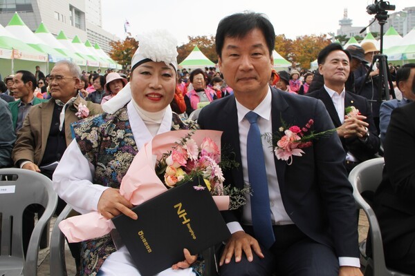 박균택 국회의원은 광주광역시 농업 발전에 공이 커 농협광주본부장 표창을 수상한 이안나 (사)한국생활개선 광주광역시연합회여성회원을 축하하며 기념촬영을 하고 있다.