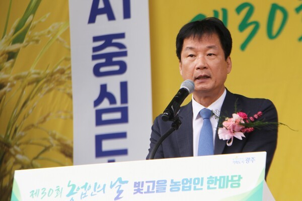 박균택 국회의원은 제30회 농업인의날 행사에 참석해 "오늘 이 자리는 우리 지역 농업을 위해 평생을 헌신해 오신 농업인 여러분의 노고에 감사드리고, 농업의 소중한 가치를 함께 되새기는 뜻깊은 자리이다. 기후변화와 인구 고령화 등 어려운 여건 속에서도 묵묵히 밭을 지키며 안전한 먹거리를 생산해 주신 여러분 덕분에 우리 사회가 든든히 서 있을 수 있었다. 농업은 생명의 산업이자 국가의 뿌리이다. 저 또한 국회에서 농업인의 권익 보호와 농촌 발전을 위한 정책과 예산 확보에 앞장서겠다."라고 축사를 전했다.