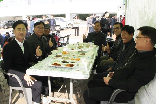 이현호 농협광주본부장, 구상봉 북광주농협조합장, 북광주농협조합원들은 제30회 농업인의날 행사에 참석해 농업은 지역의 뿌리이자 미래의 희망이다.”며 “농업인과 농촌이 존중받고, 지속가능한 농업 발전과 상생의 광주를 만들기 위해 함께 노력하겠다”고 말했다.