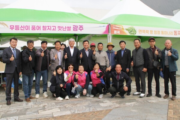 김순택 광주농협조합장, 최기영 북구의원, 이창구 자미농민후계자영농조합대표이사, 광주농협조합원들은 제30회 농업인의날 행사에 참석해 농업은 지역의 뿌리이자 미래의 희망이다.”며 “농업인과 농촌이 존중받고, 지속가능한 농업 발전과 상생의 광주를 만들기 위해 함께 노력하겠다”고 말했다.