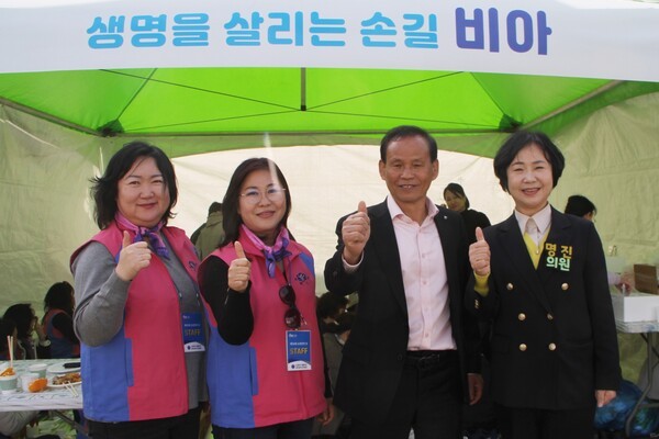 최용환 광주비아농협조합장, 명진 광주시의원, 비아농협조합원들과 함께 제30회 농업인의날 행사에 참석해 농업은 지역의 뿌리이자 미래의 희망”이라며 “농업인과 농촌이 존중받고, 지속가능한 농업 발전과 상생의 광주를 만들기 위해 함께 노력하겠다”고 말했다.