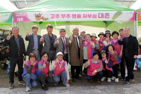 이환형 대촌농협조합장과 조합원들은 제30회 농업인의날 행사에 참석해 농업은 지역의 뿌리이자 미래의 희망이다.”며 “농업인과 농촌이 존중받고, 지속가능한 농업 발전과 상생의 광주를 만들기 위해 함께 노력하겠다”고 말했다.