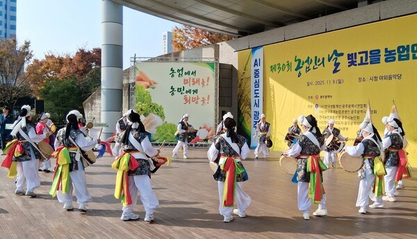 방설자 (사)한국생활개선 광주광역시연합회 여성회장(빛찬들국악농악단장)과 단원들은 제30회 농업인의 날 행사에 참석해 신명나는 장구 가락으로 식전공연을 펼치며 흥겨운 분위기를 더했다.