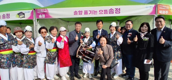 박균택 국회의원, 방설자 (사)한국생활개선 광주광역시연합회여성회장(빛찬들국악농악단장),한귀례 더불어민주당광산갑지역위원회여성위원장, 김길화 더불어민주당광산갑봉사위원장,박현석 광산구의원, 정재봉 광산구의원은 제30회 농업인의날 행사에 참석해 농업은 지역의 뿌리이자 미래의 희망이다.”며 “농업인과 농촌이 존중받고, 지속가능한 농업 발전과 상생의 광주를 만들기 위해 함께 노력하겠다”고 말했다.