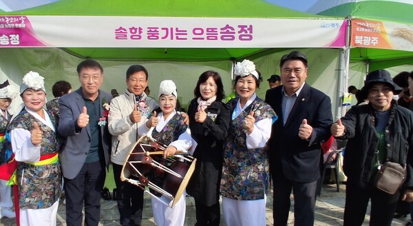박병규 광산구청장, 방설자 (사)한국생활개선 광주광역시연합회여성회장(빛찬들국악농악단장)은 제30회 농업인의날 행사에 참석해 농업은 지역의 뿌리이자 미래의 희망이다.”며 “농업인과 농촌이 존중받고, 지속가능한 농업 발전과 상생의 광주를 만들기 위해 함께 노력하겠다”고 말했다.
