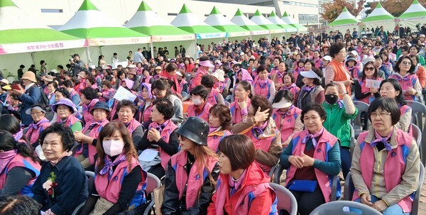 제30회 농업인의날 행사에 참석한 광주광역시 농업인 단체 회원들은 "탄소중립 농업을 실천하고 환경보전과 지속가능한 농업생산체계를 구축하기 위해 최선을 다하겠다"고 결의를 다졌다.