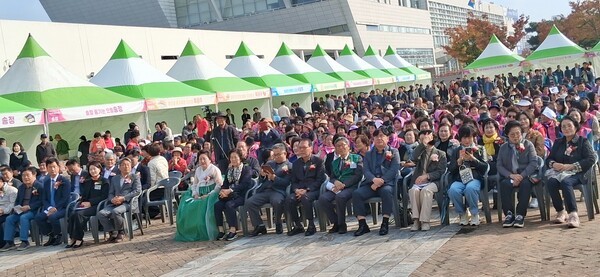 정미자 (사)한국생활개선 광주광역시연합회장과 내빈 및 회원들은 박균택 국회의원의 축사 내용을 꼼꼼히 청취하고 있다.