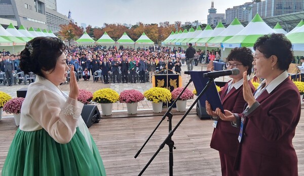 정미자 (사)한국생활개선 광주광역시연합회장은 광주광역시 농민단체 회원들로부터 “우리는 청년농과 귀농인의 든든한 동반자로서, 스마트농업을 통해 미래 농업 혁신을 선도하겠다”는 결의문을 낭독받았다.