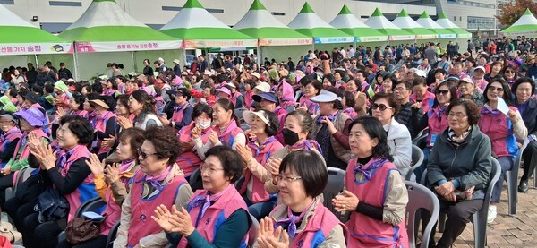 제30회 농업인의날 행사에 참석한 광주광역시 농업인 단체 회원들은 박수로 축하를 나눴다.
