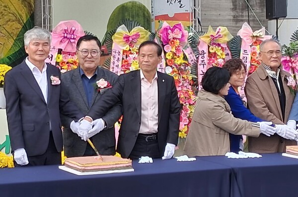 김순택 광주농협조합장, 김명수 광산구의회의장, 최용환 광주비아농협조합장, 이환형 대촌농협조합장과 내빈들은 제30회 농업인의날을 축하하며 떡케잌 절단을 하고 있다.