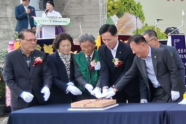 김영섭 (사)한국농촌지도자광주광역시연합회장, 최판도 (사)한국 4-H 광주광역시본부 회장,구상봉 북광주농협조합장, 박상욱 하남농협조합장과 내빈들은 제30회 농업인의날을 축하하며 떡케잌 절단을 하고 있다.