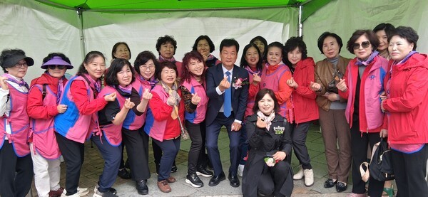 박균택 국회의원과 송정농협조합원들은 제30회 농업인의날 행사에 참석해 농업은 지역의 뿌리이자 미래의 희망이다.”며 “농업인과 농촌이 존중받고, 지속가능한 농업 발전과 상생의 광주를 만들기 위해 함께 노력하겠다”고 말했다.