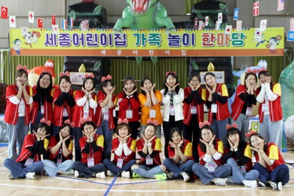 최은 세종어린이집원장, 최선 부원장과 교사들은 세종어린이집 한마음 가족운동회에 참석해 “세종어린이집은 앞으로도 아이들이 안전하고 즐겁게 성장할 수 있는 배움과 놀이의 장을 만들어 가겠다. 교사와 학부모가 함께 협력하며 아이들의 밝은 미래를 위해 최선을 다하겠다.”고 말했다.