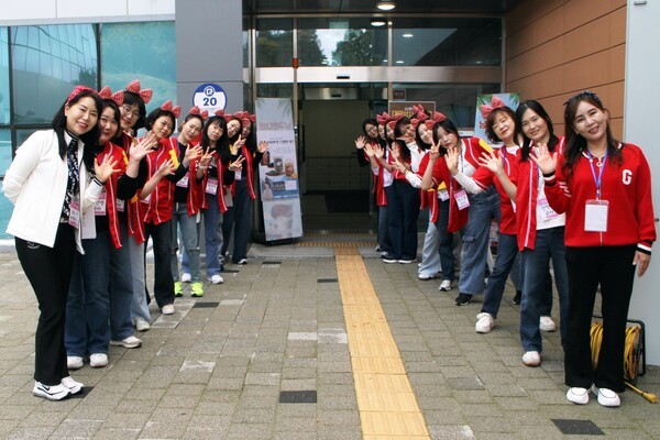 최은 세종어린이집원장, 최선 부원장과 교사들은 세종어린이집 한마음 가족운동회에 참석한 원아와 가족들에게 밝은 인사를 전하고 있다.