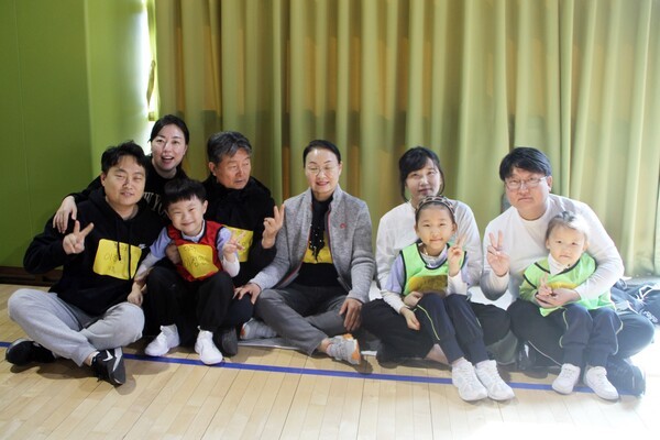 이민영 학부모는 세종어린이집 한마음 가족운동회에 참석해 "아이와 함께 뛰고 웃으며 소중한 시간을 보낼 수 있어 정말 행복하다. 앞으로도 이런 기회가 자주 있어 가족과 아이가 함께 성장하고 가까워지는 시간이 많아졌으면 좋겠다.”라고 소감을 밝혔다.