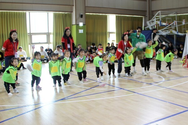 세종어린이집 한마음 가족운동회에서 원아들이 신발 던지기 게임에 참여하며 웃음과 즐거움이 가득한 시간을 보내고 있다.