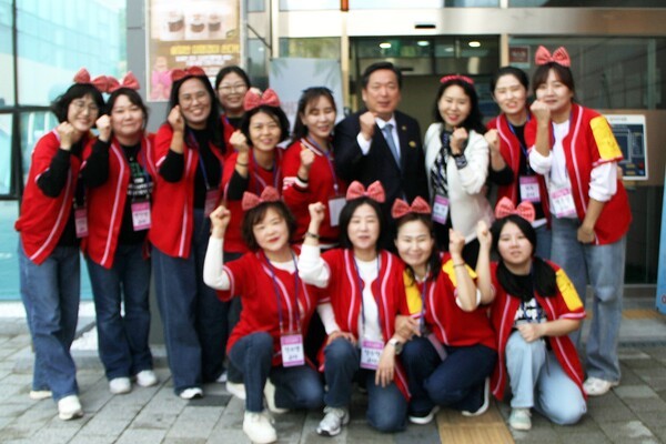 김병내 남구청장, 최은 세종어린이집원장, 최선 부원장과 교사들은 세종어린이집 한마음 가족운동회를 마친 후 "아이들이 안전하고 즐겁게 자랄 수 있도록 함께 힘과 지혜를 모아나가겠다."라며 화이팅을 외쳤다.