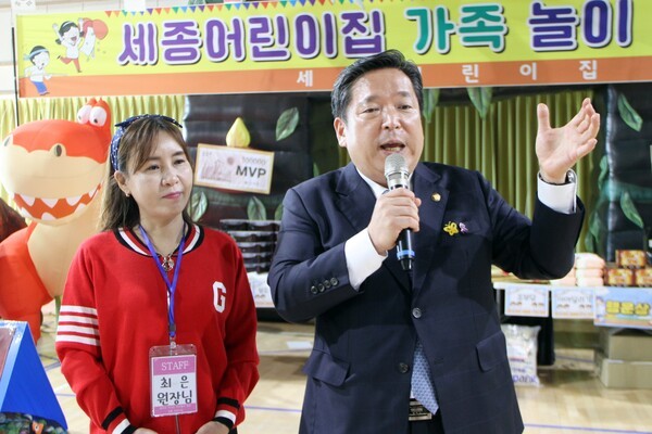 (왼쪽부터-최은 세종어린이집원장, 김병내 남구청장)김병내 남구청장은 세종 한마음 가족운동회에 참석해 “김병내 광주 남구청장도 참석해 “아이들이 뛰노는 모습을 보니 제 마음도 덩달아 행복해진다”며 “세종어린이집처럼 가족이 함께 어울리는 자리가 지역 공동체의 힘을 키운다. 앞으로도 아이들이 안전하고 건강하게 자랄 수 있도록 남구가 든든한 버팀목이 되겠다”고 말했다.