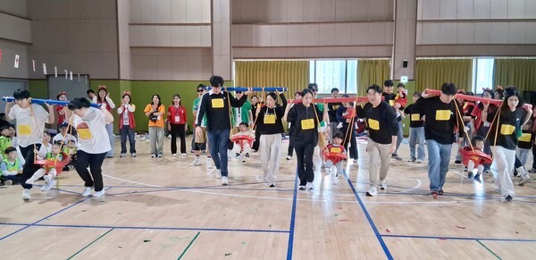 세종어린이집 한마음 가족운동회가 가족과 원아, 교사가 함께 어우러진 화기애애한 분위기 속에서 성황리에 열렸다.