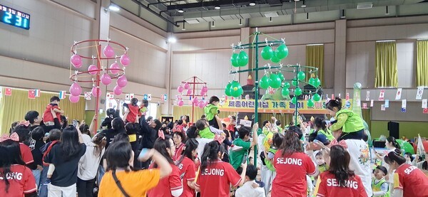 세종어린이집 한마음 가족운동회가 가족과 원아, 교사가 함께 어우러진 화기애애한 분위기 속에서 성황리에 열렸다.