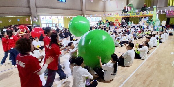 세종어린이집 한마음 가족운동회가 가족과 원아, 교사가 함께 어우러진 화기애애한 분위기 속에서 성황리에 열렸다.