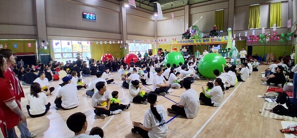 세종어린이집 한마음 가족운동회가 가족과 원아, 교사가 함께 어우러진 화기애애한 분위기 속에서 성황리에 열렸다.