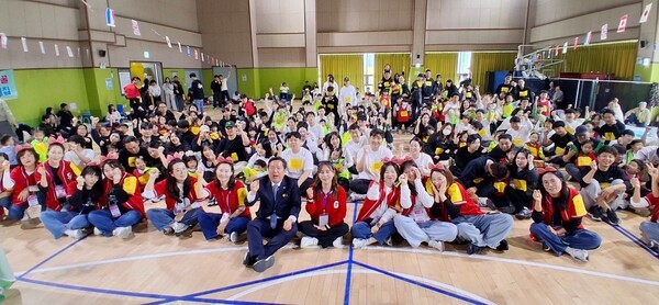 김병내 남구청장, 최은 세종어린이집원장과 교사, 원아와 학부모들이 세종어린이집 한마음 가족운동회에 참석해 “우리의 아이들을 건강하고 행복하게 성장할 수 있도록 함께 힘과 지혜를 모아나가겠다.”라며 힘찬 화이팅을 외치고 있다.