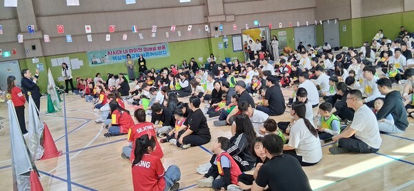 세종어린이집 원아와 학부모들은 세종 한마음 가족운동회에 참석해 김병내 남구청장의 축사를 꼼꼼히 청취하고 있다.