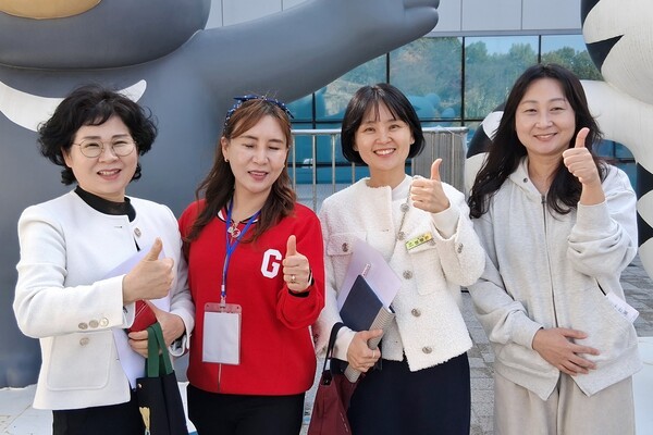 최은 세종어린이집원장,김경수 남구청 인구가족담당관, 정명은 보육팀장, 김정은 주무관은 세종어린이집 한마음 가족운동회에서 “아이들이 안전하고 즐겁게 자랄 수 있도록 함께 노력하겠다”라고 다짐하며 기념촬영을 하고 있다.