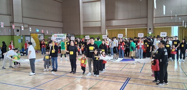 세종어린이집 한마음 가족운동회에서 원아와 학부모들이 밝은 표정으로 입장식을 진행하며 즐거운 하루를 시작하고 있다.