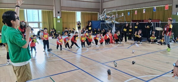 세종어린이집 한마음 가족운동회에서 원아들이 신발 던지기 게임에 참여하며 웃음과 즐거움이 가득한 시간을 보내고 있다.