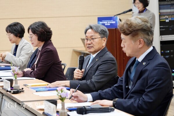 강기정 광주광역시장이 10일 오후 서구 치평동 행정복지센터에서 열린 ‘의료요양 통합돌봄·광주다움 통합돌봄 현장간담회’에 윤호중 행정안전부 장관 등과 함께 참석해  광주시 통합돌봄 정책과 체계  등을 공유하고, 5개 자치구의 현장의견을 청취하고 있다.