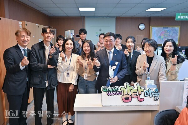 윤호중 행정안전부 장관은 김이강 서구청장과 함께 통합돌봄 현장인 감탄마을 주민자치센터를 찾아 직원들을 격려하며 기념촬영을 하고 있다.