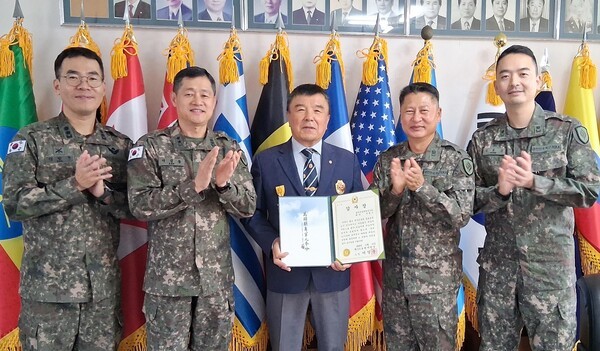 이일용 육군31사단장은 '지역 안보단체와의 협력 강화 및 국가안보의식 함양을 위해 다양한 활동을 이어오며, 군과의 유대 강화를 위해 꾸준히 지원해온' 나종수 광주전남재향군인회 회장에게 감사장을 전달한 후 참모들과 함께 축하의 기념촬영을 하고 있다.