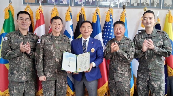 이일용 육군31사단장은 '지역 안보단체와의 협력 강화 및 국가안보의식 함양을 위해 다양한 활동을 이어오며, 군과의 유대 강화를 위해 꾸준히 지원해온' 정무중 광주전남재향군인회 특임부회장에게 감사장을 전달한 후 참모들과 함께 축하의 기념촬영을 하고 있다.