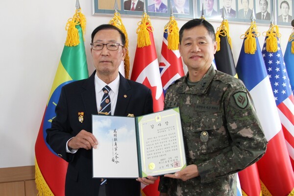 이일용 육군31사단장은 '지역 안보단체와의 협력 강화 및 국가안보의식 함양을 위해 다양한 활동을 이어오며, 군과의 유대 강화를 위해 꾸준히 지원해온' 김지동 광주전남재향군인회 육군부회장에게 감사장을 전달한 후 축하의 기념촬영을 하고 있다.