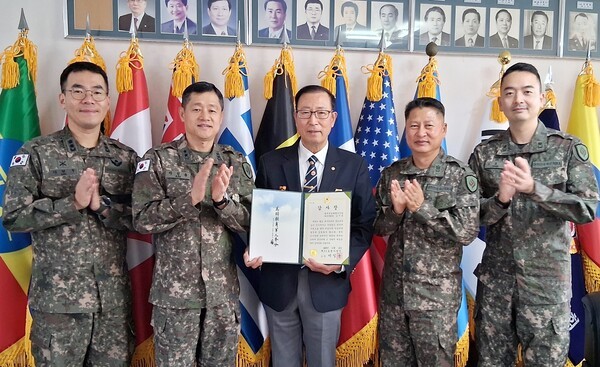 이일용 육군31사단장은 '지역 안보단체와의 협력 강화 및 국가안보의식 함양을 위해 다양한 활동을 이어오며, 군과의 유대 강화를 위해 꾸준히 지원해온' 김지동 광주전남재향군인회 육군부회장에게 감사장을 전달한 후 참모들과 함께 축하의 기념촬영을 하고 있다.