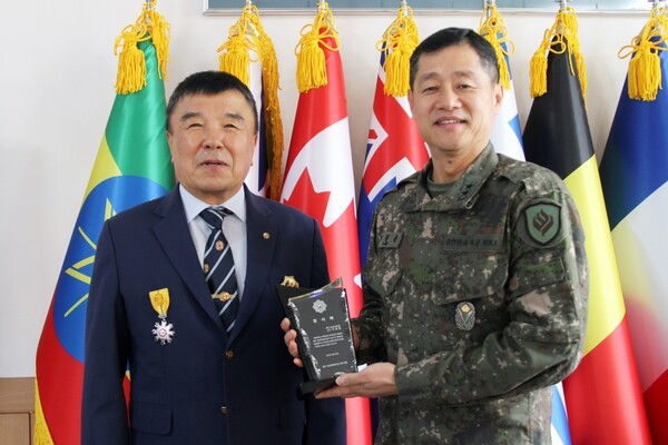 나종수 광주전남재향군인회 회장은 지역방위와 국가안보 발전에 헌신하고, 재향군인회와의 협력을 통해 지역사회 발전에 기여한 공이 큰 이일용 육군31사단장에게 감사패를 수여한 후 축하의 기념촬영을 하고 있다.