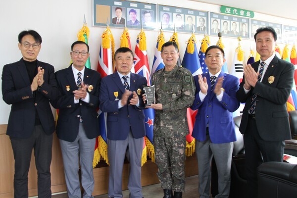 나종수 광주전남재향군인회 회장은 지역방위와 국가안보 발전에 헌신하고, 재향군인회와의 협력을 통해 지역사회 발전에 기여한 공이 큰 이일용 육군31사단장에게 감사패를 수여한 후  정무중 광주전남재향군인회 특임부회장, 김지동 광주전남재향군인회 육군부회장, 임근훈 광주전남재향군인회 해군부회장, 양선영 광주전남재향군인회 해병부회장과 군 참모진들과 함께 축하의 기념촬영을 하고 있다.