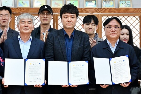 이현호 농협광주본부장ㆍ김순택  광주농협조합장ㆍ정창욱 서구시설관리공단이사장은 ‘기업-농촌이음 운동’업무협약을 체결한 후 기념촬영을 하고 있다.