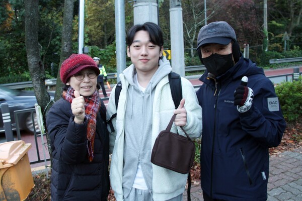 오지훈 대동고 3학년 수험생과 외할아버지 김광수 씨, 외할머니는 13일 오전 2026학년도 대학수학능력시험이 치러진 문성고등학교 시험장 앞에서 “그동안 열심히 준비한 만큼 후회 없이 최선을 다하자”며 서로를 격려하고 있다.