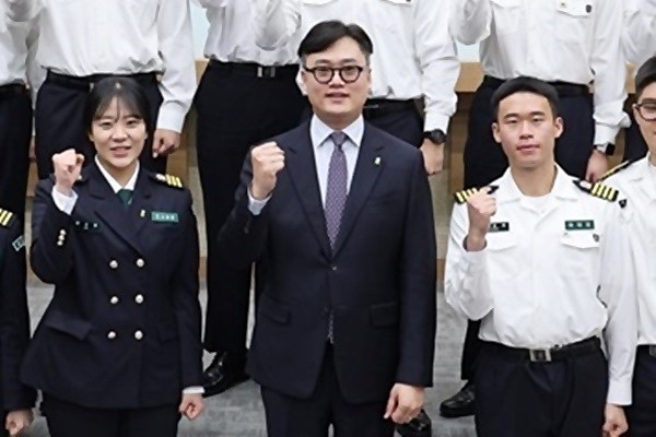 (앞줄 가운데) 김동진 광주대학교 총장은 지난 11일 교내 백인관 컨퍼런스룸에서 학군사관후보생(ROTC) 들과 함께 기념촬영을 하고 있다.