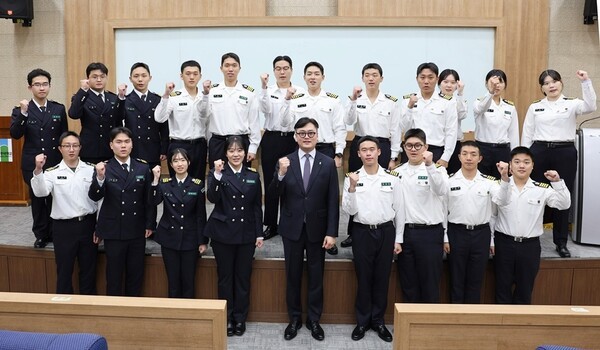 김동진 광주대학교 총장은 지난 11일 교내 백인관 컨퍼런스룸에서 학군사관후보생(ROTC) 들과 함께 기념촬영을 하고 있다.