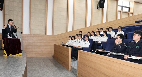 김동진 광주대학교 총장은 지난 11일 교내 백인관 컨퍼런스룸에서 학군사관후보생(ROTC) 들과 함께  소통의 시간을 갖고 있다.