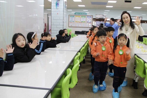 박희숙 전남대학교병원어린이집 원장과 원아들은 광주교육대학교 부설초등학교 1학년2반 학생들의 환영의 박수를 받으며 급식실을 탐방했다.
